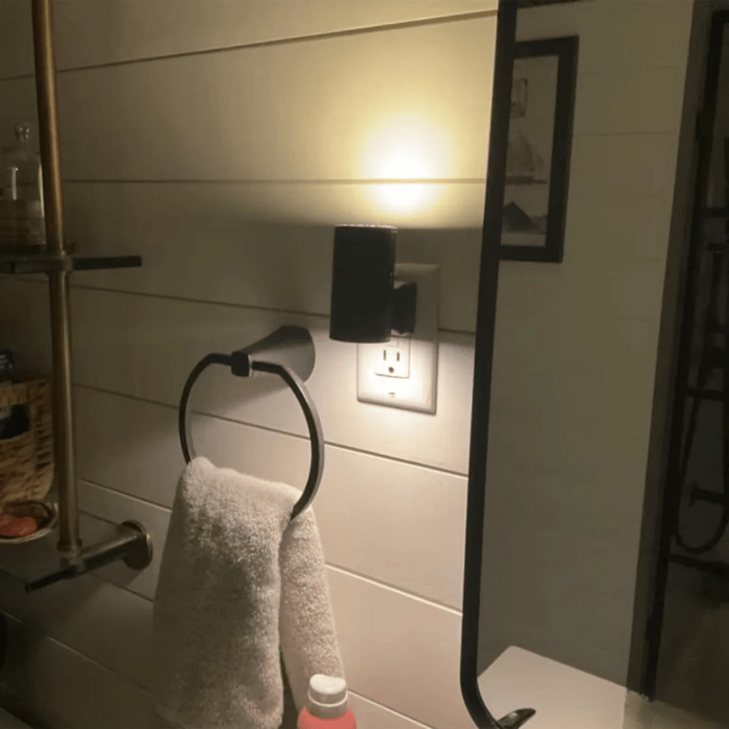 Smart LED Night Light with Day-Night Sensor and Stepless Dimming – Plug & Play Solution for the Home