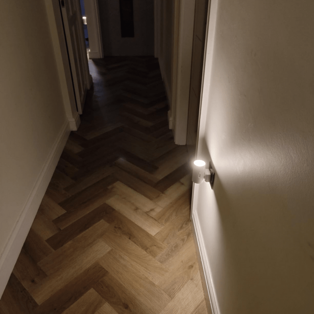 Smart LED Night Light with Day-Night Sensor and Stepless Dimming – Plug & Play Solution for the Home
