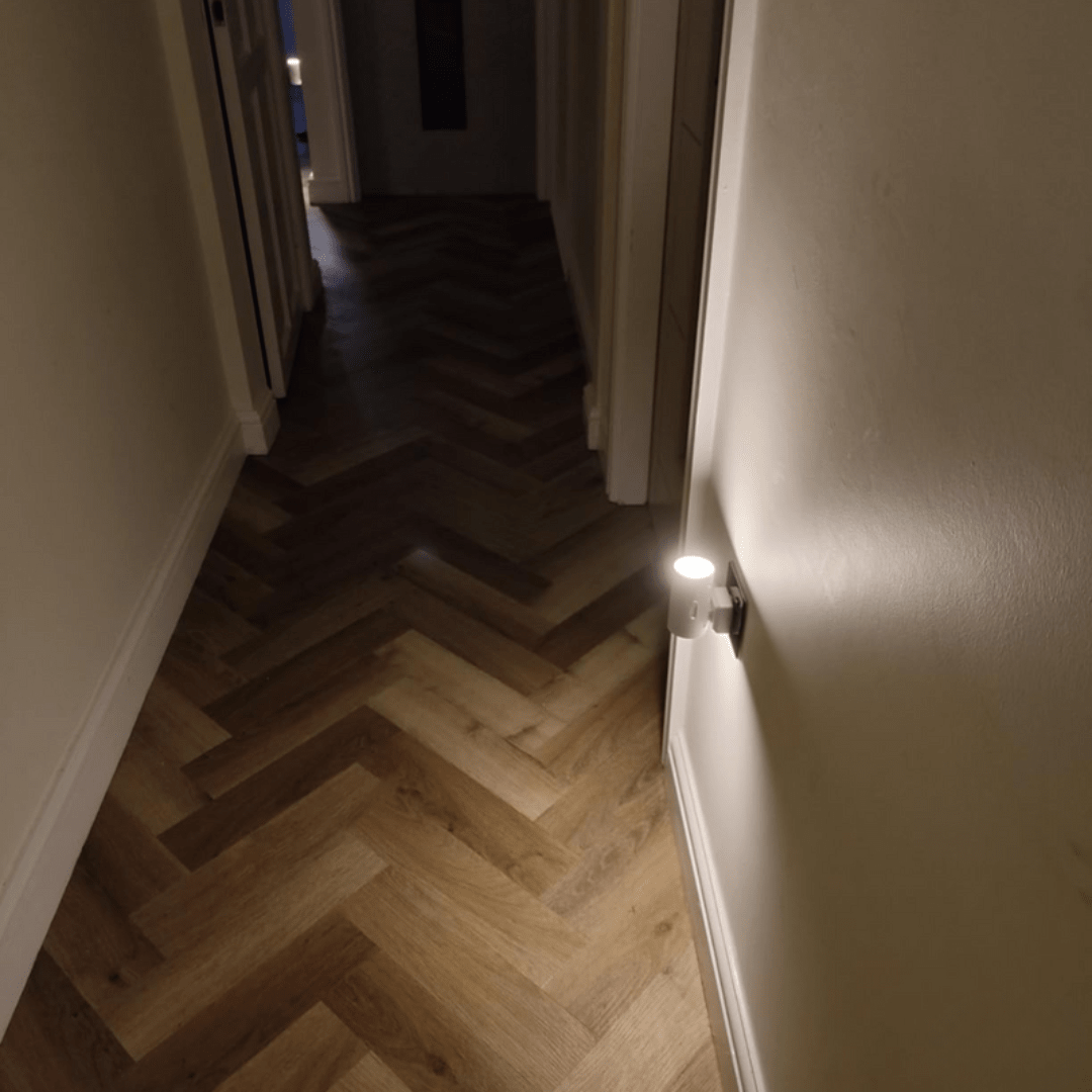 Smart LED Night Light with Day-Night Sensor and Stepless Dimming – Plug & Play Solution for the Home